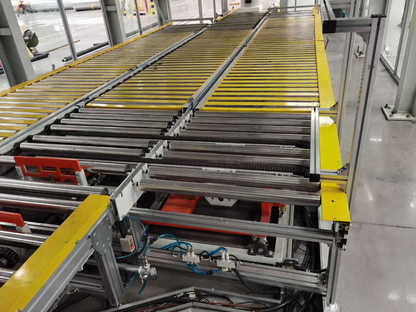 移栽滾筒輸送機(jī)，青島樂途行工業(yè)設(shè)備有限公司